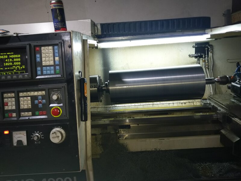 CNC -lucrari de serie pe centre de frezare-strunjire.