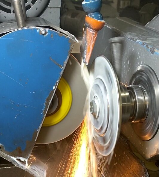 CNC -lucrari de serie pe centre de frezare-strunjire.