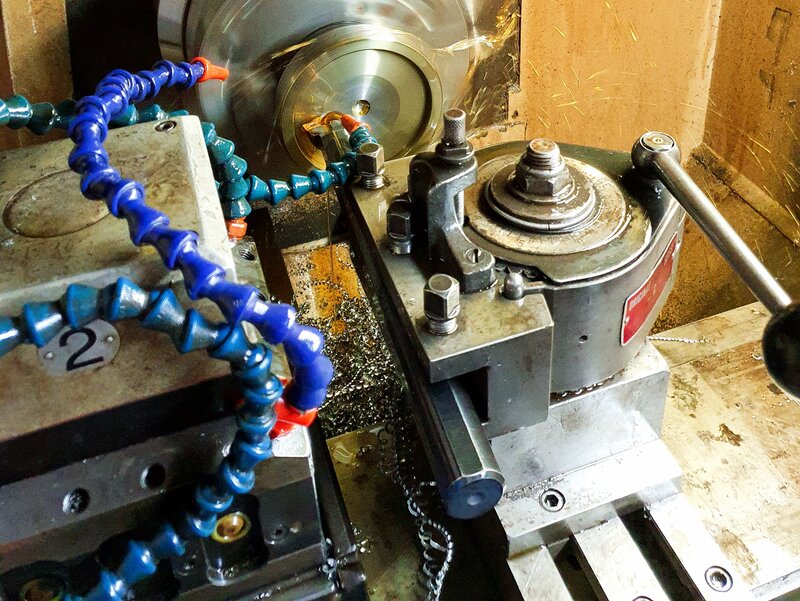 CNC -lucrari de serie pe centre de frezare-strunjire.