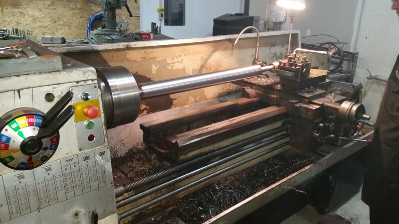 CNC -lucrari de serie pe centre de frezare-strunjire.